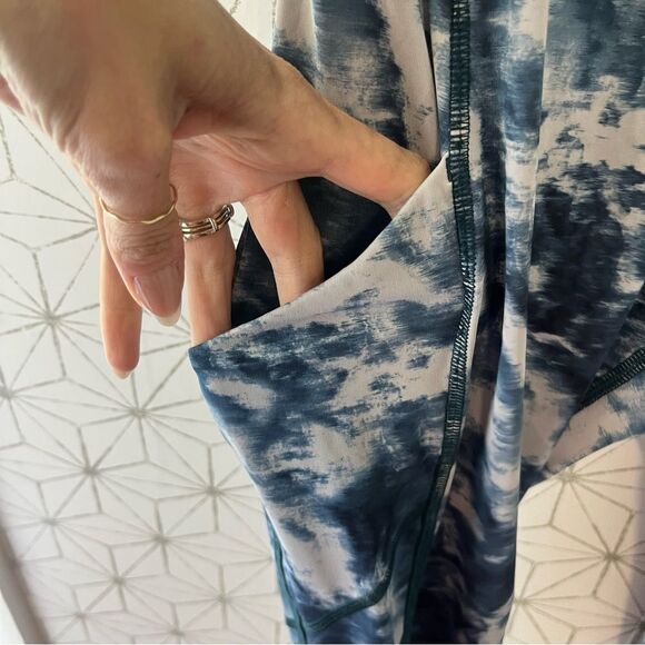 Lululemon Speed Tight III Luxtreme
Sea Side Silver Fox Alberta Lake / Naval Blue - Picture 8 of 12